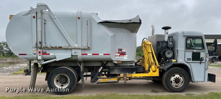 image for item DY0206 2014 Peterbilt 320 refuse truck
