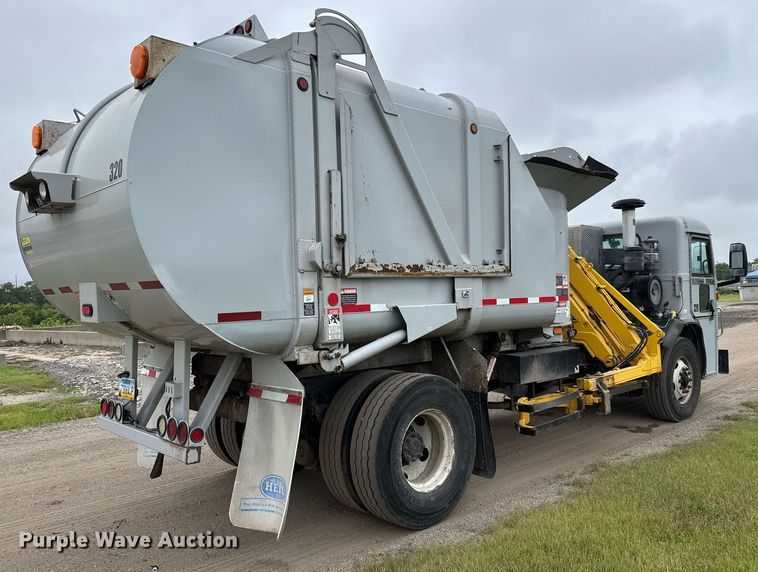 image for item DY0206 2014 Peterbilt 320 refuse truck