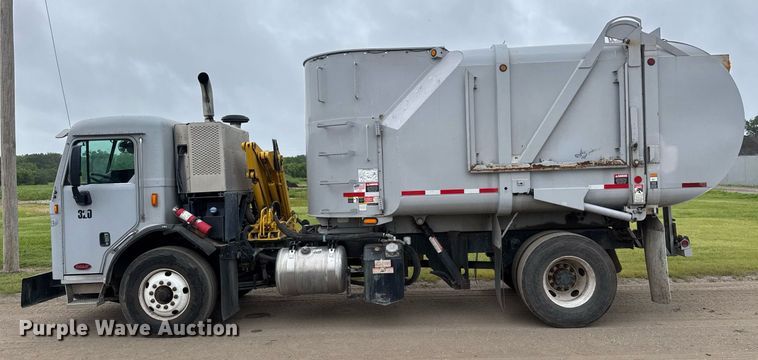 image for item DY0206 2014 Peterbilt 320 refuse truck