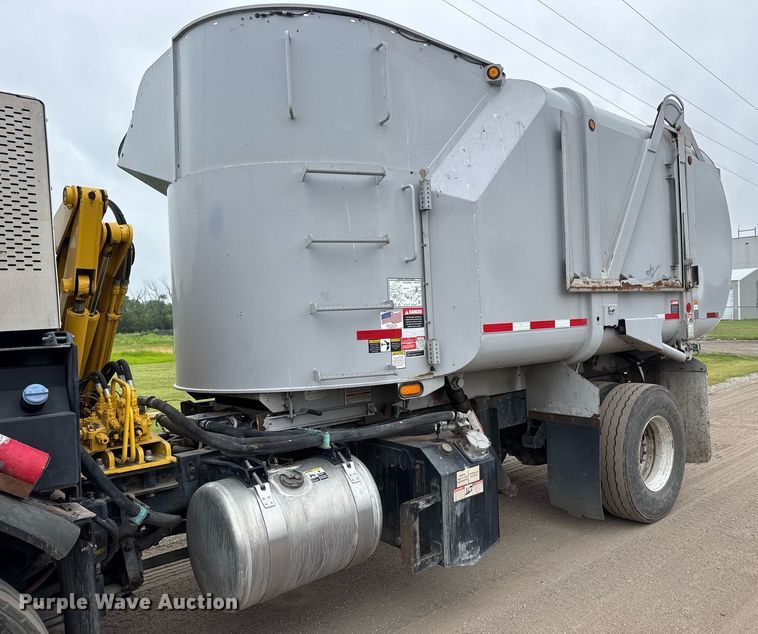 image for item DY0206 2014 Peterbilt 320 refuse truck