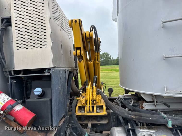 image for item DY0206 2014 Peterbilt 320 refuse truck