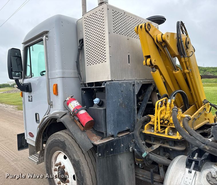 image for item DY0206 2014 Peterbilt 320 refuse truck