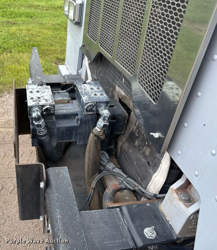 image for item DY0206 2014 Peterbilt 320 refuse truck