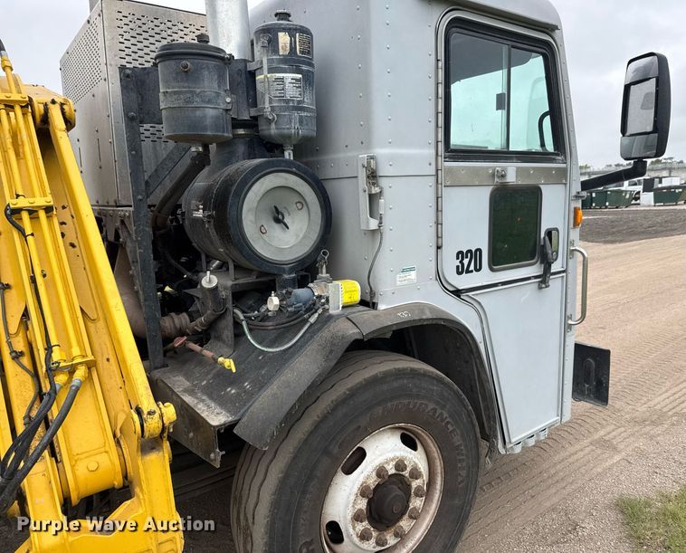 image for item DY0206 2014 Peterbilt 320 refuse truck