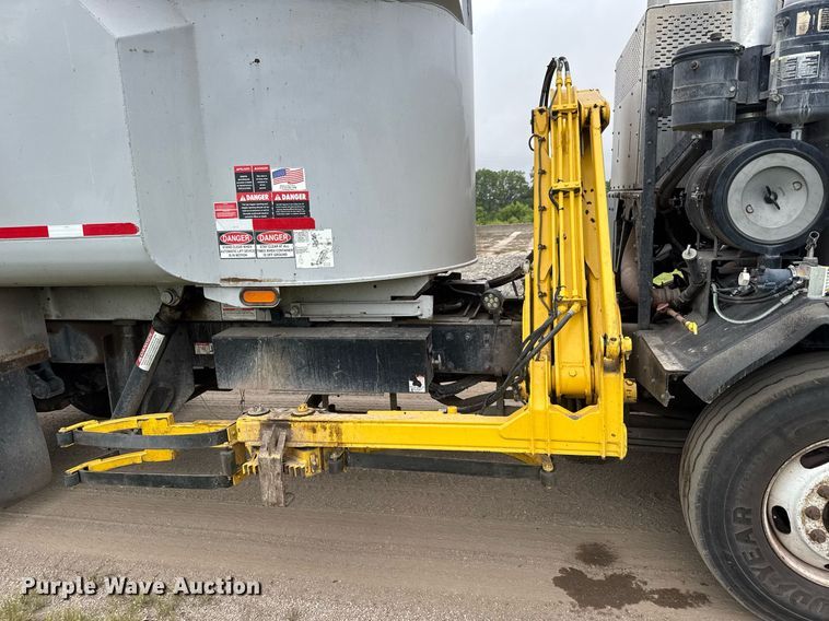 image for item DY0206 2014 Peterbilt 320 refuse truck