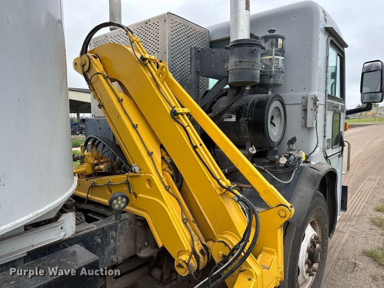 image for item DY0206 2014 Peterbilt 320 refuse truck