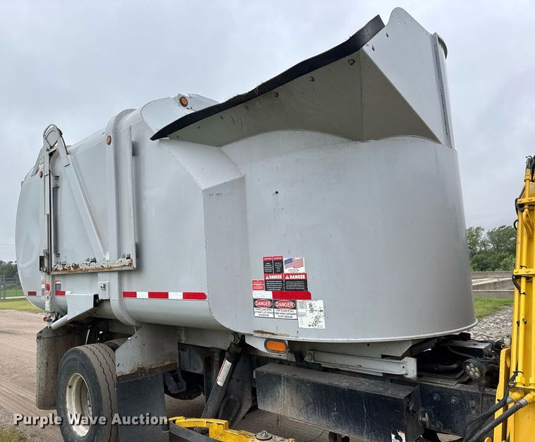 image for item DY0206 2014 Peterbilt 320 refuse truck