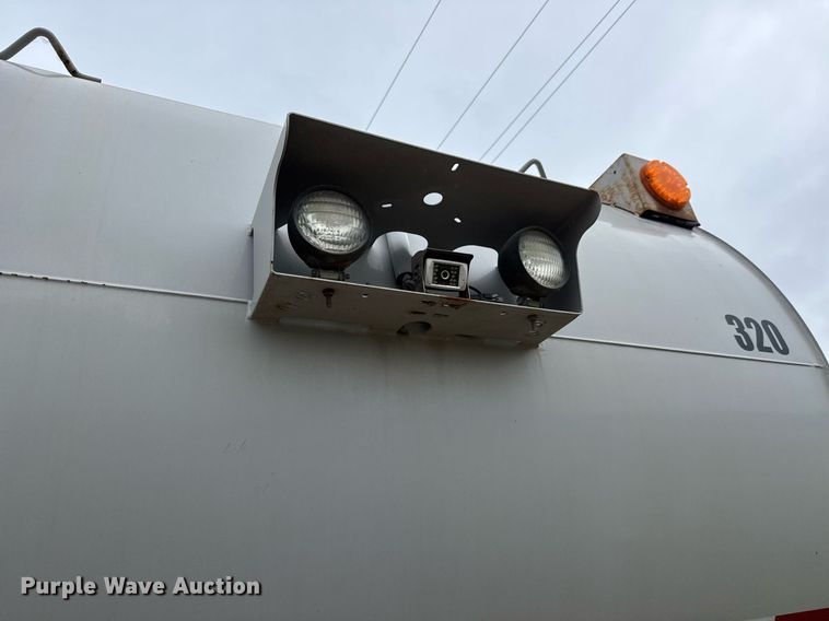 image for item DY0206 2014 Peterbilt 320 refuse truck