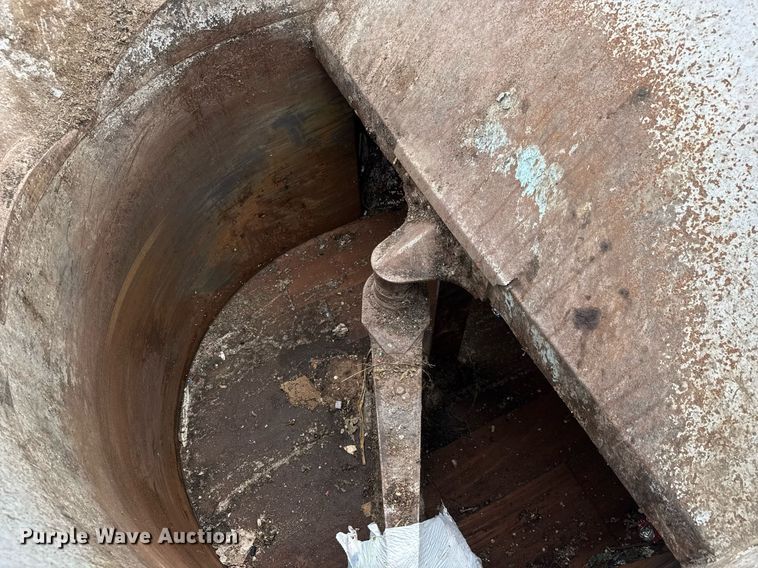 image for item DY0206 2014 Peterbilt 320 refuse truck