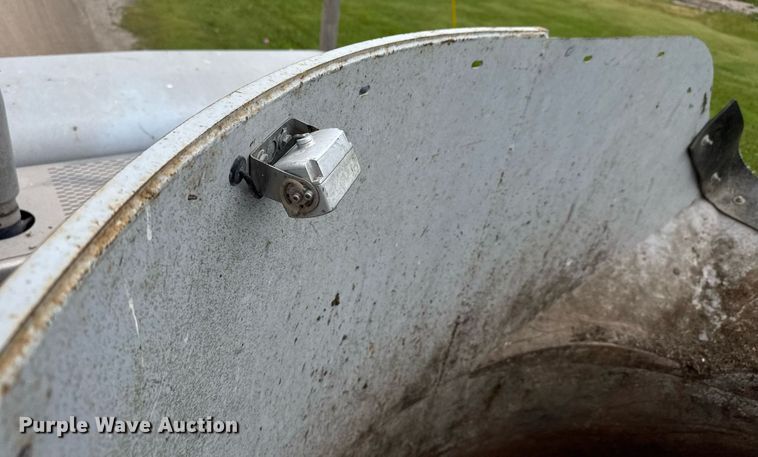 image for item DY0206 2014 Peterbilt 320 refuse truck