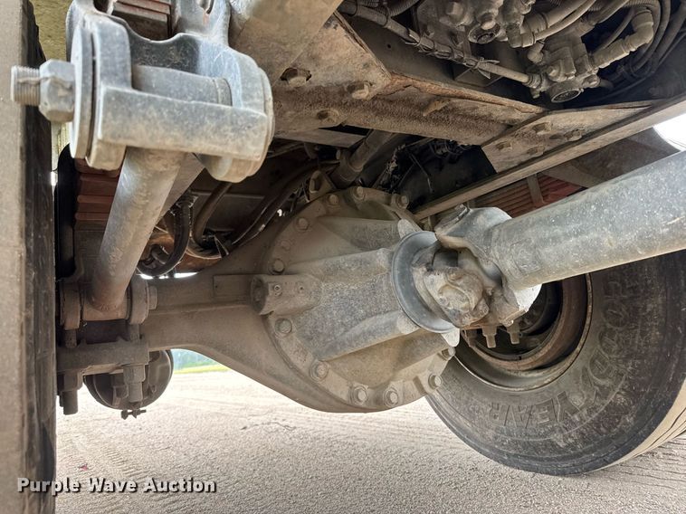 image for item DY0206 2014 Peterbilt 320 refuse truck