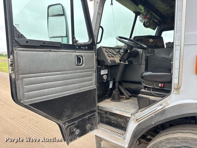 image for item DY0206 2014 Peterbilt 320 refuse truck