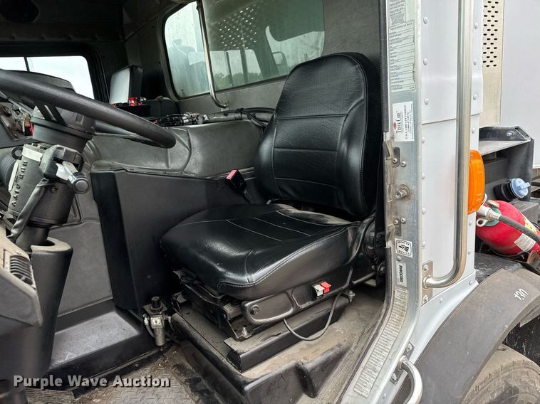 image for item DY0206 2014 Peterbilt 320 refuse truck