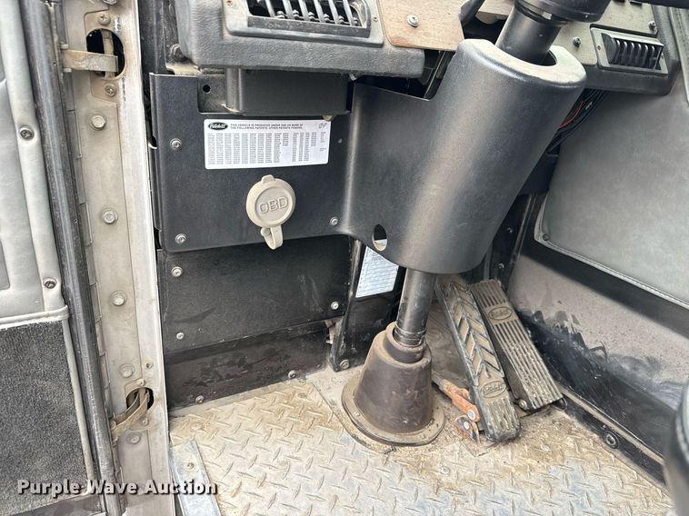 image for item DY0206 2014 Peterbilt 320 refuse truck