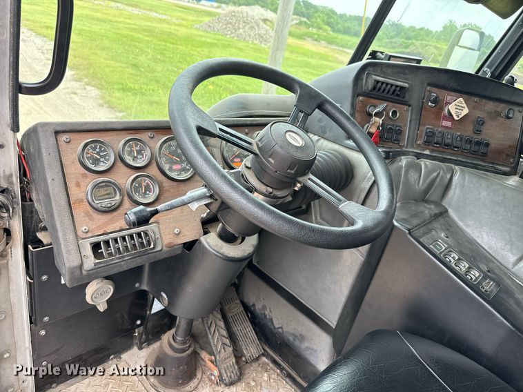 image for item DY0206 2014 Peterbilt 320 refuse truck