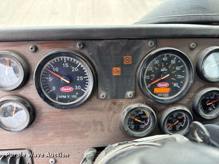 image for item DY0206 2014 Peterbilt 320 refuse truck