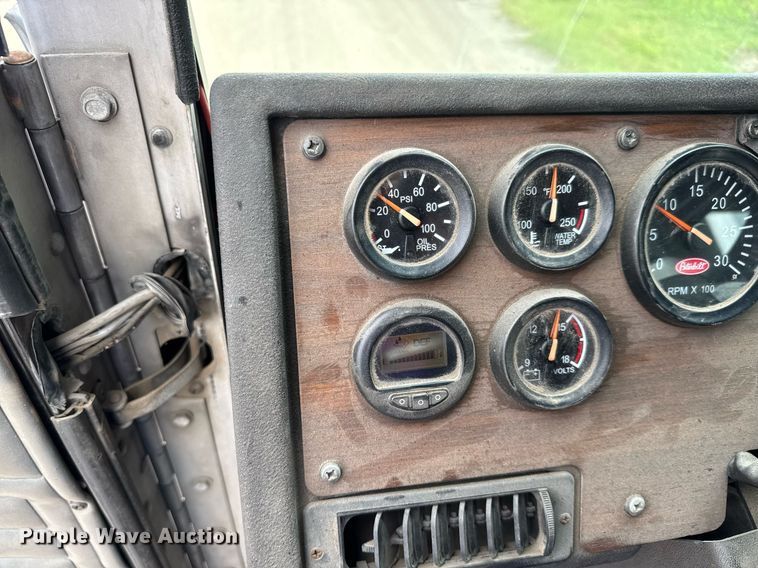 image for item DY0206 2014 Peterbilt 320 refuse truck