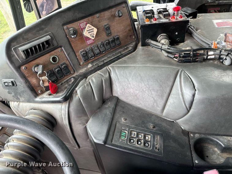 image for item DY0206 2014 Peterbilt 320 refuse truck