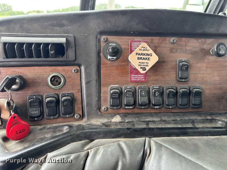 image for item DY0206 2014 Peterbilt 320 refuse truck