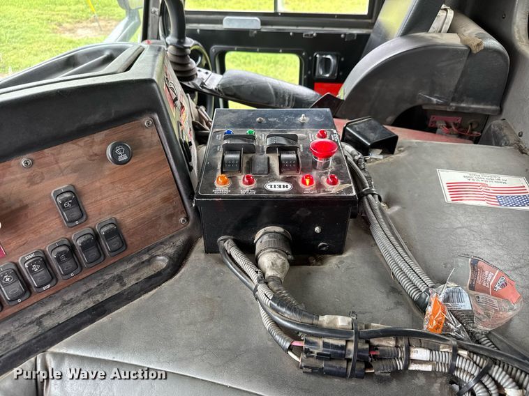 image for item DY0206 2014 Peterbilt 320 refuse truck