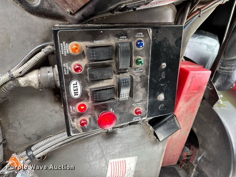 image for item DY0206 2014 Peterbilt 320 refuse truck