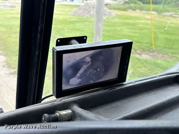 image for item DY0206 2014 Peterbilt 320 refuse truck