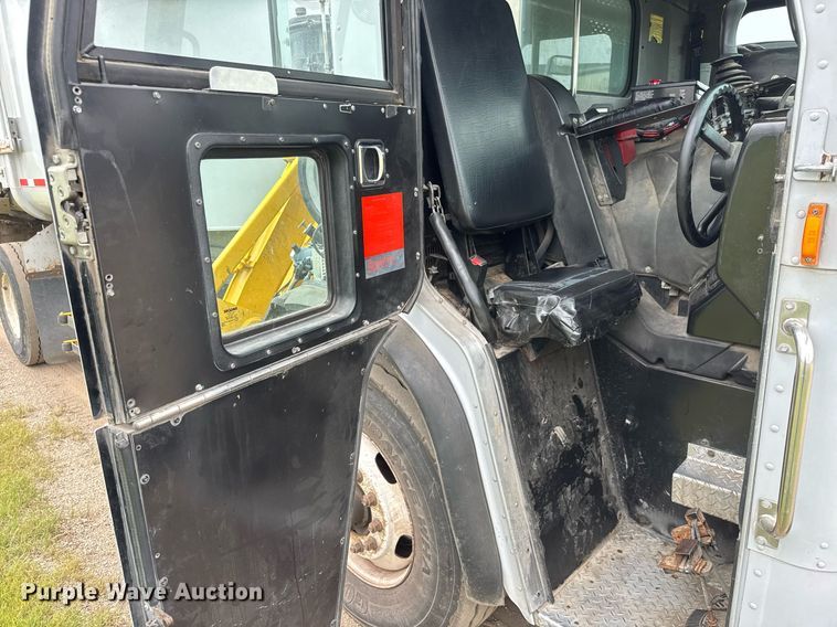 image for item DY0206 2014 Peterbilt 320 refuse truck