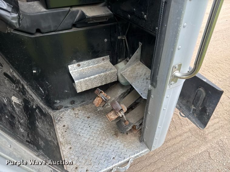 image for item DY0206 2014 Peterbilt 320 refuse truck