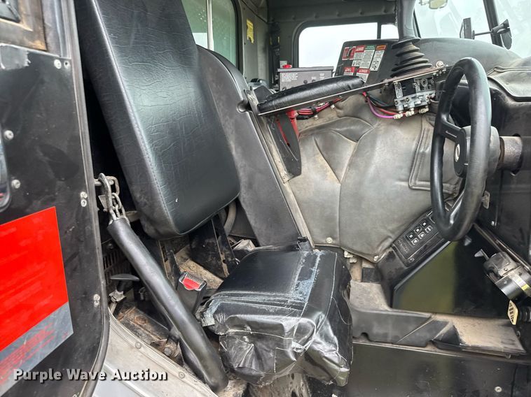 image for item DY0206 2014 Peterbilt 320 refuse truck