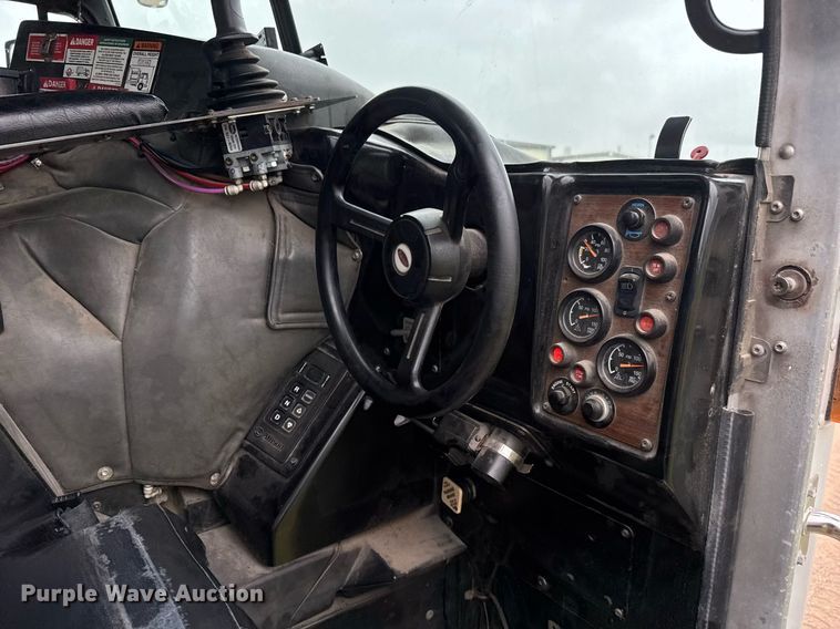 image for item DY0206 2014 Peterbilt 320 refuse truck