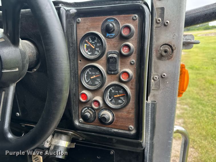 image for item DY0206 2014 Peterbilt 320 refuse truck