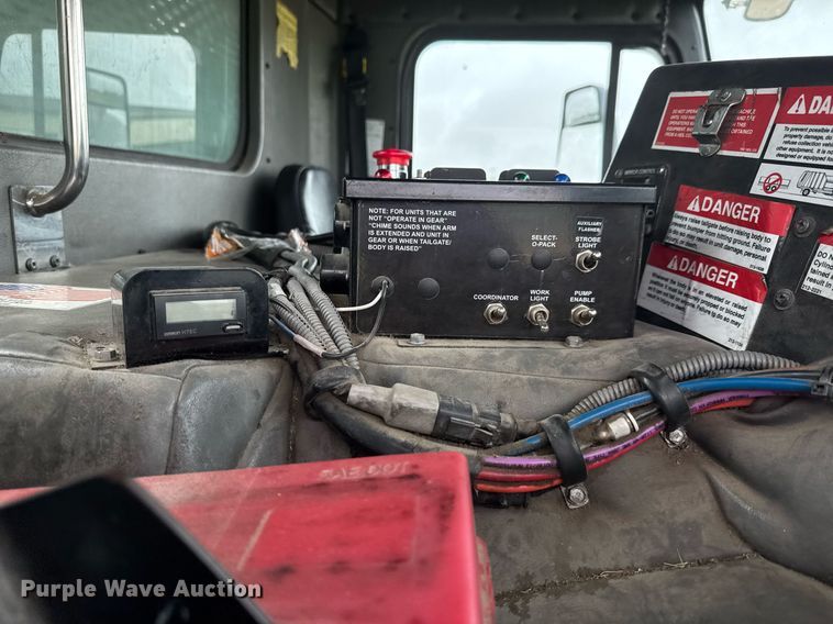 image for item DY0206 2014 Peterbilt 320 refuse truck