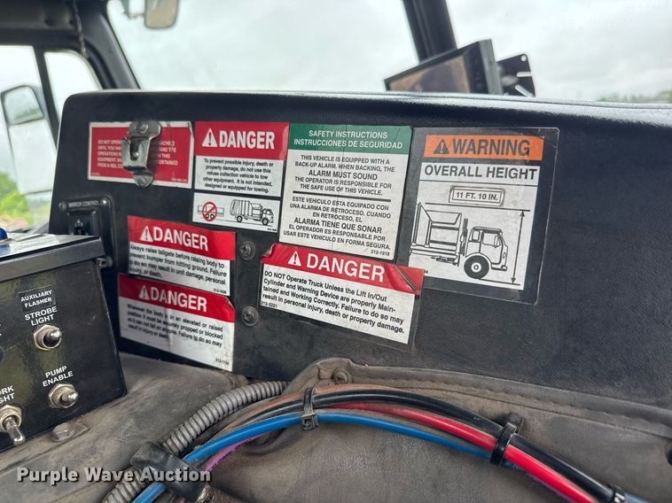 image for item DY0206 2014 Peterbilt 320 refuse truck