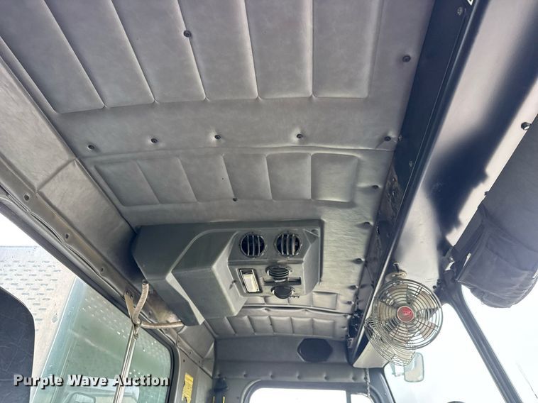 image for item DY0206 2014 Peterbilt 320 refuse truck