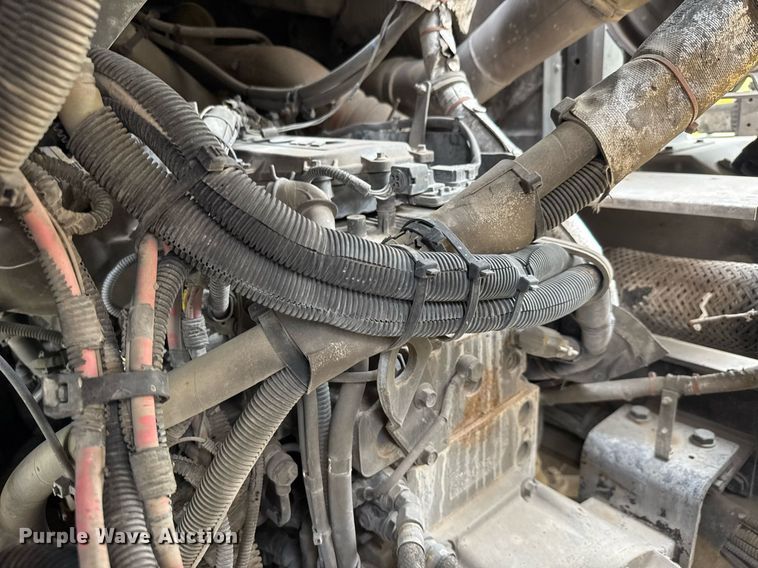 image for item DY0206 2014 Peterbilt 320 refuse truck