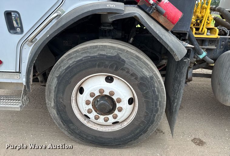 image for item DY0206 2014 Peterbilt 320 refuse truck