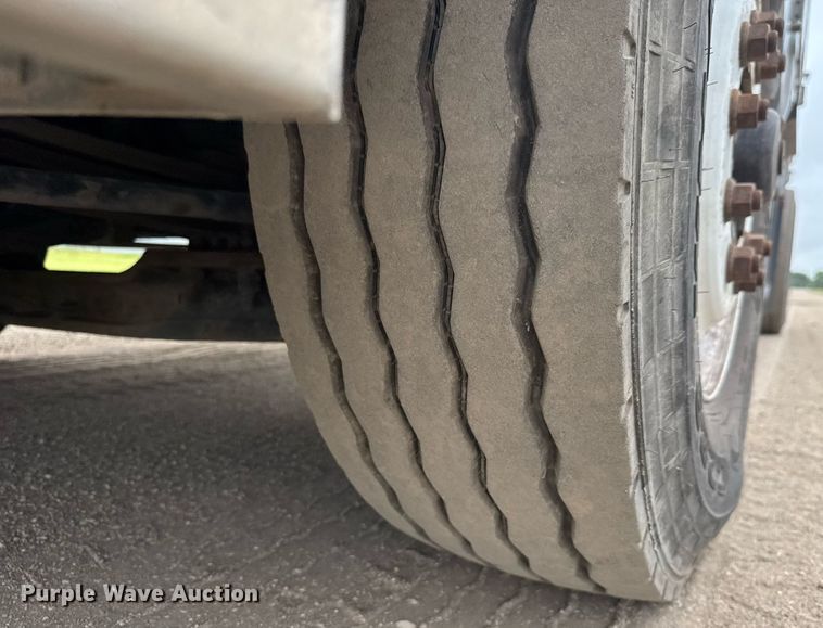 image for item DY0206 2014 Peterbilt 320 refuse truck