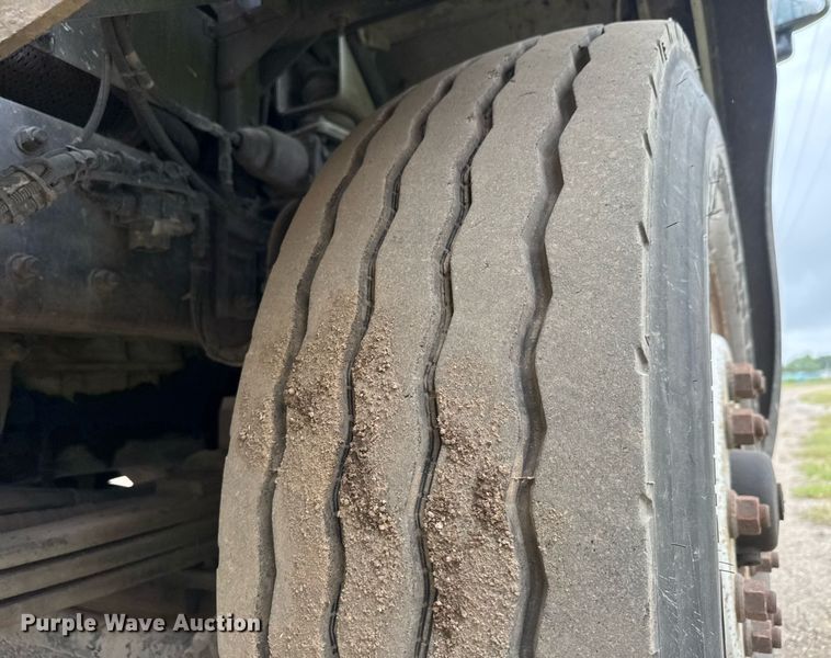 image for item DY0206 2014 Peterbilt 320 refuse truck