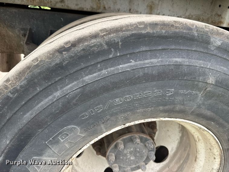 image for item DY0206 2014 Peterbilt 320 refuse truck