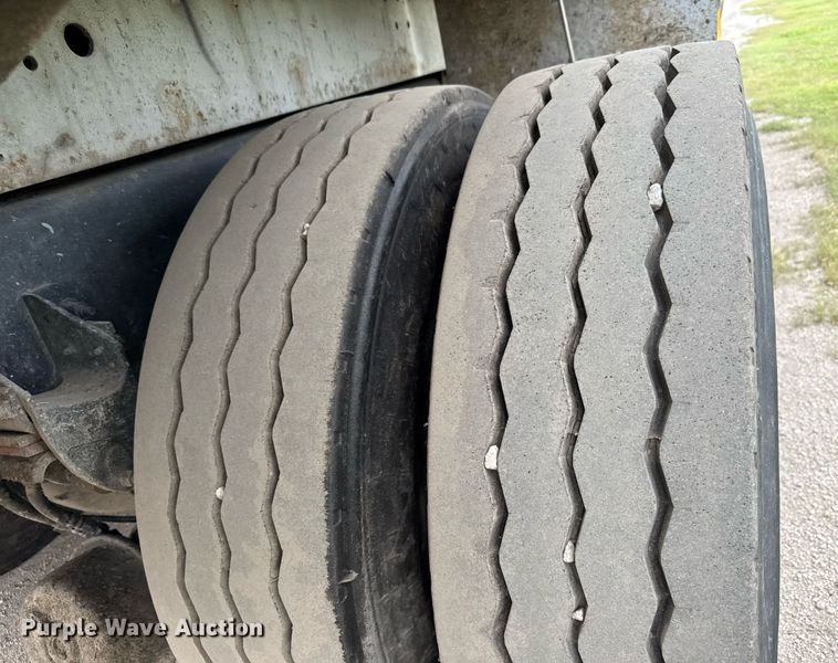 image for item DY0206 2014 Peterbilt 320 refuse truck