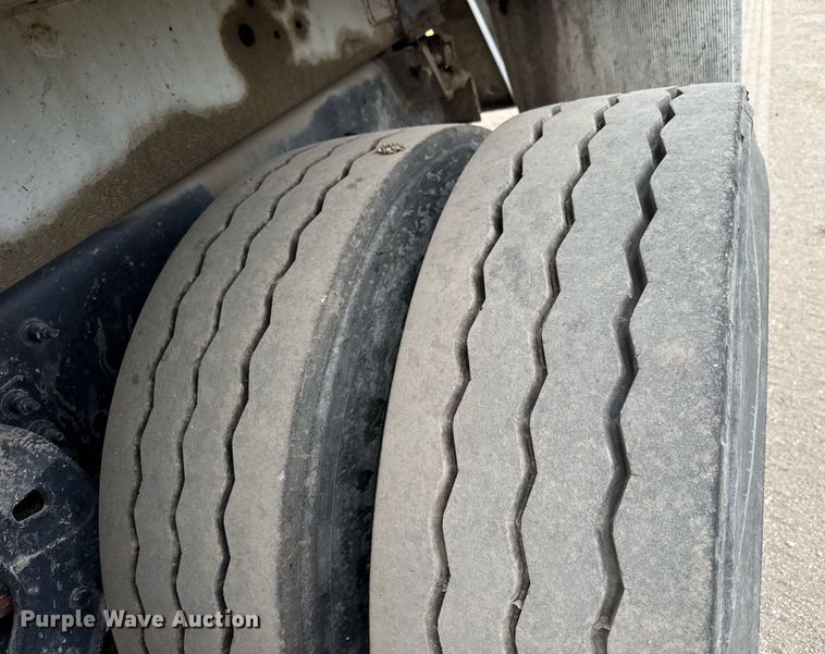 image for item DY0206 2014 Peterbilt 320 refuse truck