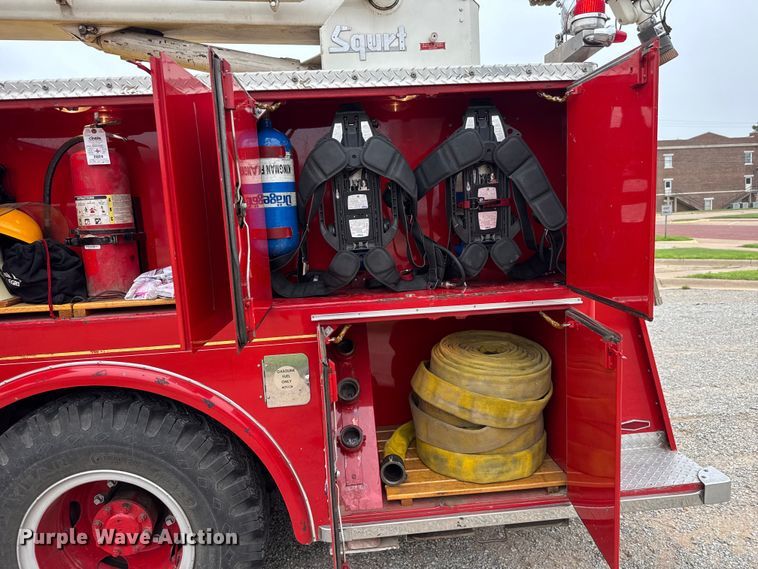 image for item DY0214 1978 Ford F800 fire truck