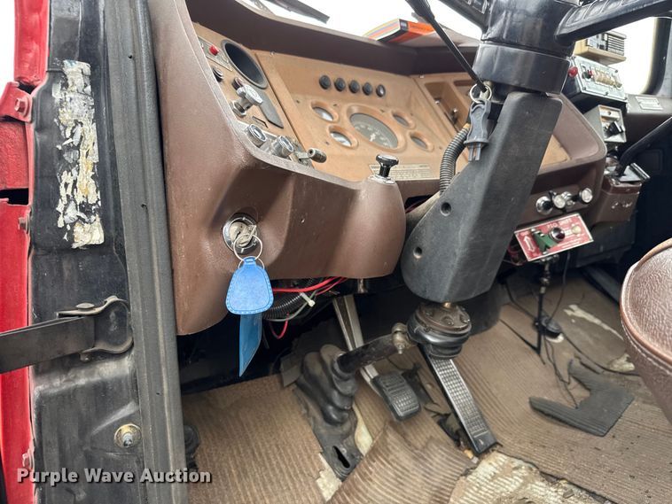 image for item DY0214 1978 Ford F800 fire truck