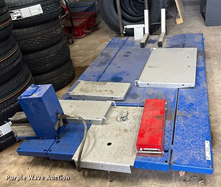 image for item DY0547 Strongway motorcycle lift 