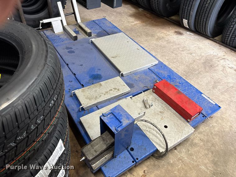 image for item DY0547 Strongway motorcycle lift 