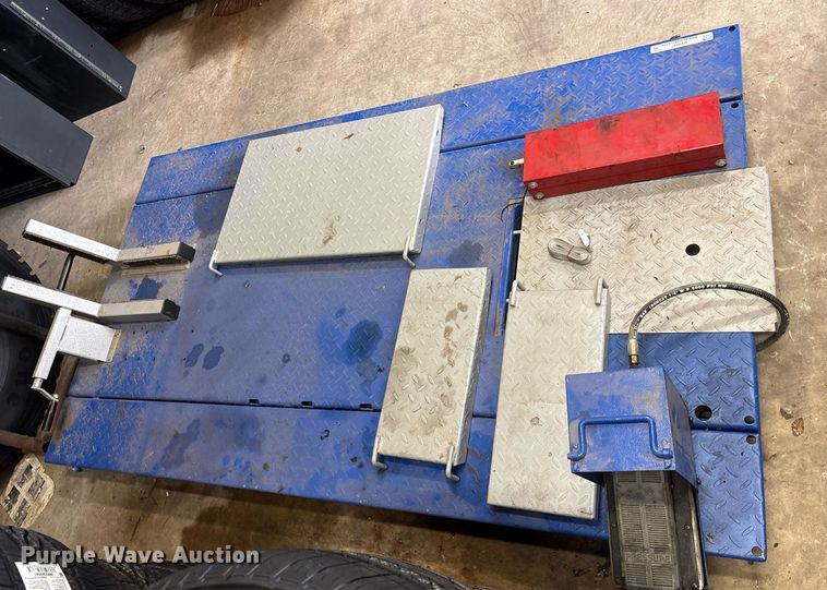 image for item DY0547 Strongway motorcycle lift 