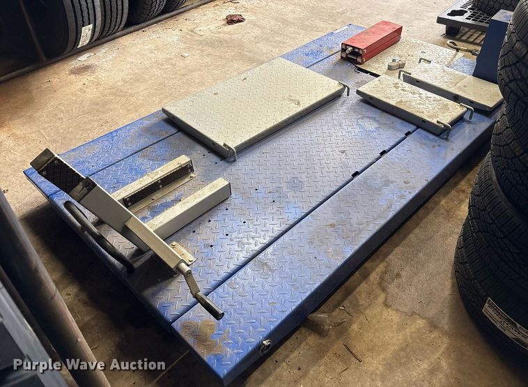 image for item DY0547 Strongway motorcycle lift 