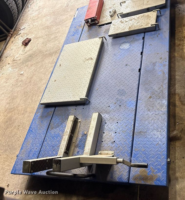 image for item DY0547 Strongway motorcycle lift 