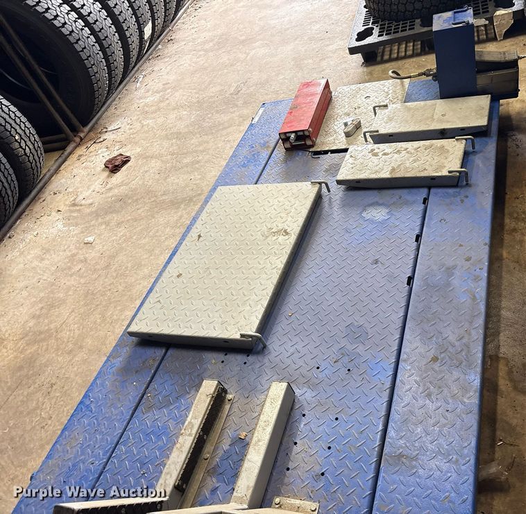 image for item DY0547 Strongway motorcycle lift 