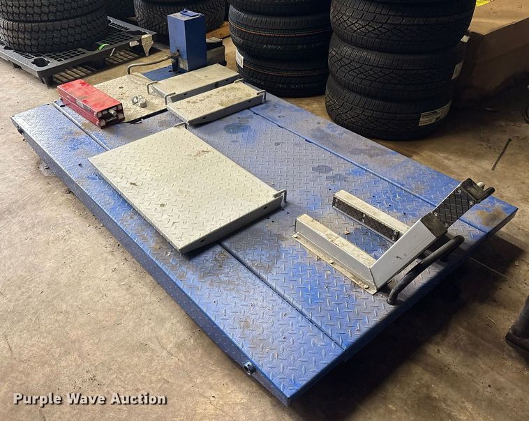 image for item DY0547 Strongway motorcycle lift 